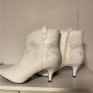Pre-Owned White Embroidered Western Booties Size 11W